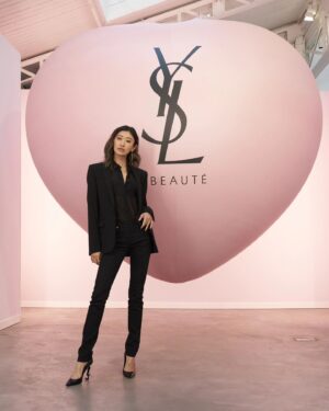 Yu Yamada Instagram - パリで開催された
「YSL LOVESHINE FACTORY」に
参加させていただきました!!

ピンクとシルバーの素敵な空間が広がっていて
まさに、「YSL LOVESHINE LIPSTICK」 の世界観そのままでした♡♡

つけ心地が良くて
潤いもずっと続く感じがしたので
これから活躍してくれるアイテムになりそう💄

@yslbeauty

#YSLLoveshine 
#YSLLoveshineFactory 
#YSLラブシャイン 
#YSLBEAUTYpartner