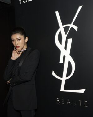 Yu Yamada Instagram - パリで開催された
「YSL LOVESHINE FACTORY」に
参加させていただきました!!

ピンクとシルバーの素敵な空間が広がっていて
まさに、「YSL LOVESHINE LIPSTICK」 の世界観そのままでした♡♡

つけ心地が良くて
潤いもずっと続く感じがしたので
これから活躍してくれるアイテムになりそう💄

@yslbeauty

#YSLLoveshine 
#YSLLoveshineFactory 
#YSLラブシャイン 
#YSLBEAUTYpartner