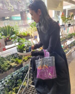 Yu Yamada Instagram - また最近観葉植物にハマり中🪴
緑がある生活って楽しい😍

植え替えの様子を動画撮ってアップできるように頑張りますー！

#ワンピース
@cfcl_official

#コート
@tatras_official

#バッグ
@the_weekend_hotel

#カチューシャ
@chanelofficial
