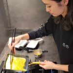 Yu Yamada Instagram - たまには、お弁当作りの様子を撮ってみました！ 卵焼きが上手にできたので見てください(笑) お弁当を作られてる全ての方へ”お疲れ様です!!” ついでに私もお疲れ様です😆 もうそろそろで新年度になりますが 用意はできてますか？？ 私はまだ色々と買い足さないと。。 このお弁当箱は早めに新調しちゃいました♡ お弁当用の保冷バッグもお揃いのものを用意しました✨ #何度か登場しているお弁当箱と #新たに揃えたお弁当用の保冷バッグは @the_weekend_hotel #ヨンヨンのCOELとコラボしたトップス♡ @coel.official #フライパンはほぼこれで揃えている #安心安全なフライパン @originalgreenpan.jp #包丁はよく切れる @kyocerakitchen_japan
