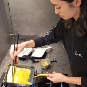Yu Yamada Instagram - たまには、お弁当作りの様子を撮ってみました！ 卵焼きが上手にできたので見てください(笑) お弁当を作られてる全ての方へ”お疲れ様です!!” ついでに私もお疲れ様です😆 もうそろそろで新年度になりますが 用意はできてますか？？ 私はまだ色々と買い足さないと。。 このお弁当箱は早めに新調しちゃいました♡ お弁当用の保冷バッグもお揃いのものを用意しました✨ #何度か登場しているお弁当箱と #新たに揃えたお弁当用の保冷バッグは @the_weekend_hotel #ヨンヨンのCOELとコラボしたトップス♡ @coel.official #フライパンはほぼこれで揃えている #安心安全なフライパン @originalgreenpan.jp #包丁はよく切れる @kyocerakitchen_japan