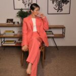 Yu Yamada Instagram - BANANAREPUBLIC Spring'24 「⼈⽣は旅」というブランドコンセプトを体現するように 旅先に持っていきたいアイテムが沢山ありました！！ 着ている麻のピンクのスーツも着心地良くて♡♡♡ そして形の綺麗なワイドパンツも気になりました♡ @bananarepublic_jp #バナナリパブリック #PR