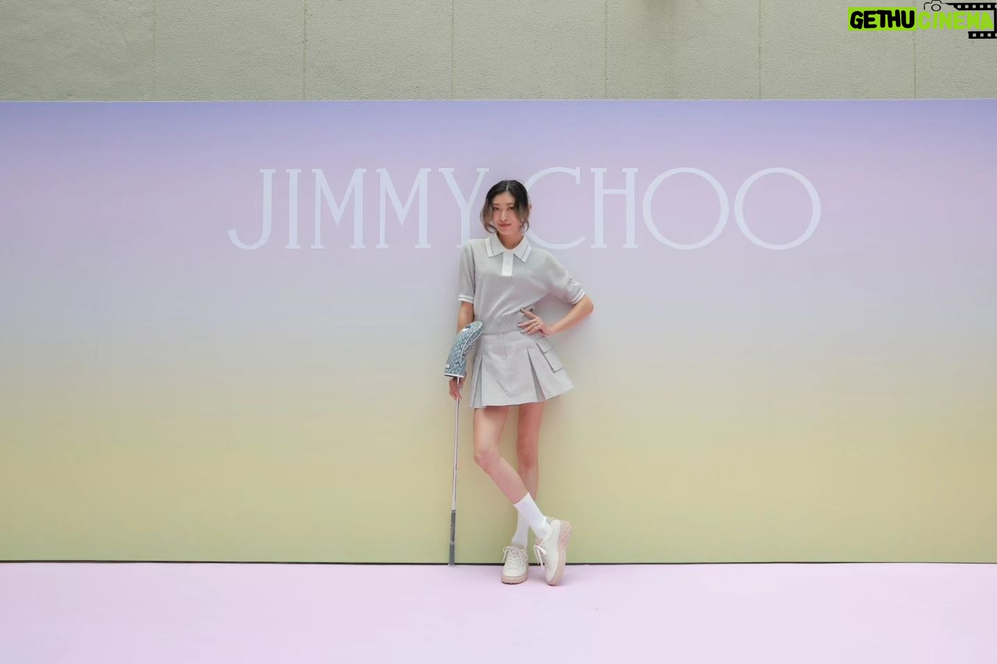 Yu Yamada Instagram - 6/30(日)まで開催中の JIMMY CHOO GINZA GARDENへ!! THE MATCHA TOKYOとコラボのカフェスタンドや MALBONとのコラボを記念したゴルフ体験ができたり 素敵な空間でした! ぜひ行ってみてくださーい♡ コラボした ゴルフシューズやキャップ、クラブヘッドカバーなど ジミー チュウのアイコニックなディテールが可愛くて♡ 特にシューズの厚底な感じが最高!!!!! あと 抹茶のスムージーが美味しかったです😍 @jimmychoo @malbongolf #PR #JimmyChooxMalbon #JimmyChooGinzaGarden