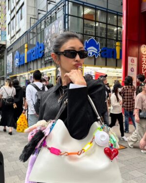 Yu Yamada Instagram - 秋葉原散策💙💚💛💜❤

ゲームセンターで取ったチャームも新たにバックについた子達に仲間入り♡♡♡w

UFOキャッチャーで大きいおにぎりも取れて🍙
お米好きの私にはたまらない景品でした‼️

またすぐ来たいわ～

#topsandskirts
@marineserre_official
#boots
@hermes 
#bag
@furla 
#sunglasses
@dior

#バックのカスタマイズは
#お洒落代表
@kohei1906 にやってもらったよ

#最高のバックに仕上がりました
#自分使用にすると愛着もわいていいよね

#お米といえば私
というぐらい米好き
#取ったおにぎりと一緒に寝てます