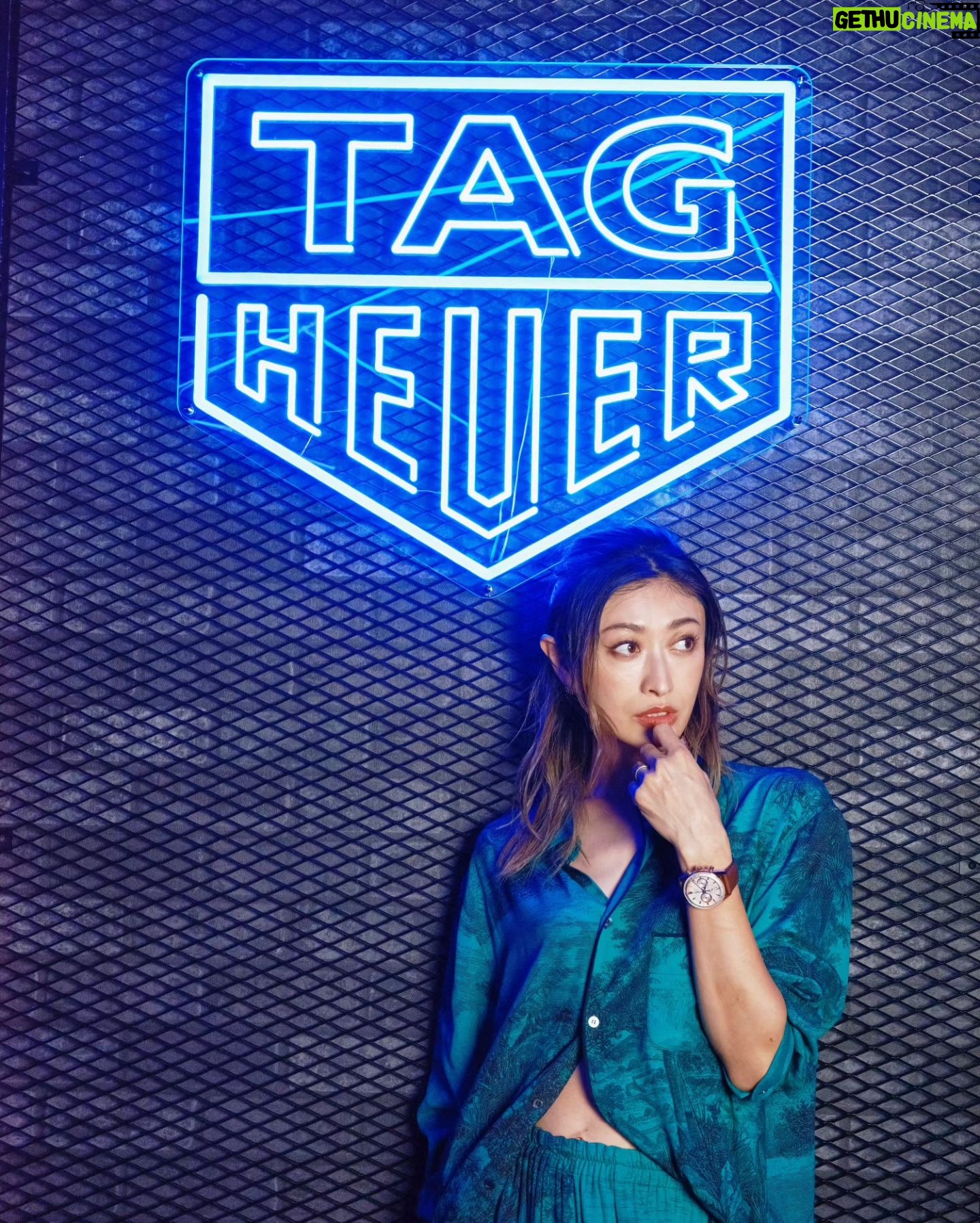 Yu Yamada Instagram - 六本木ヒルズにて19日(日)まで開催の TAG HEUER CARRERA CAFEへ行ってきました! ブルーの会場は視覚で、 カクテルなどのスペシャルメニューは味覚で、 コレクションの世界観を体験できます♡ ポルシェ911の60周年を祝ってデザインされた コラボモデルを着用させていただきました✨ 秒針が60秒に向けて帳尻が合うように減速する 世界初のクラノグラフ秒針は実際に見てほしい! 新感覚の時計でした⌚️ @tagheuer #PR #CarreraCafe #TAGHeuerCarrera #TAGHeuer #タグホイヤー
