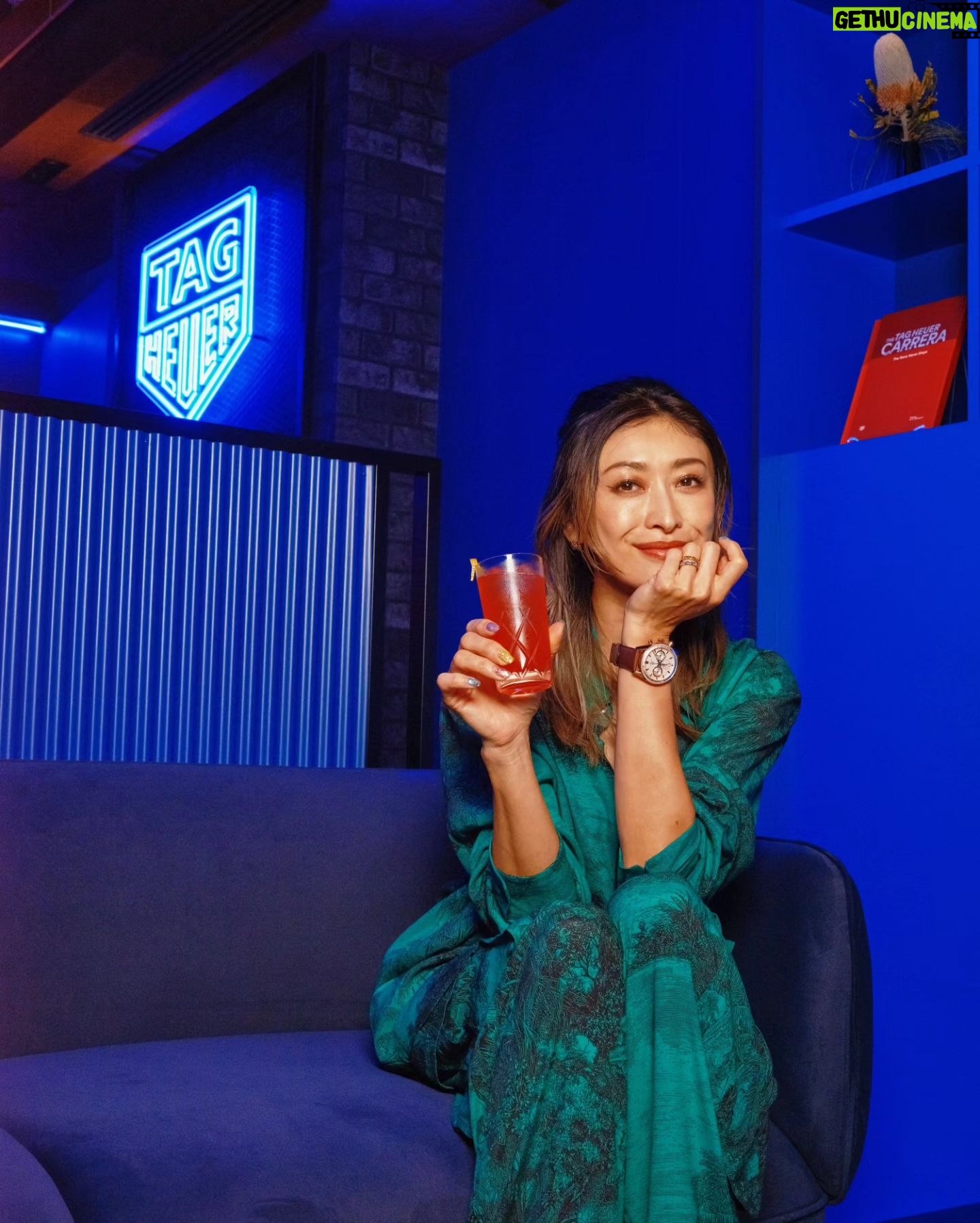 Yu Yamada Instagram - 六本木ヒルズにて19日(日)まで開催の TAG HEUER CARRERA CAFEへ行ってきました! ブルーの会場は視覚で、 カクテルなどのスペシャルメニューは味覚で、 コレクションの世界観を体験できます♡ ポルシェ911の60周年を祝ってデザインされた コラボモデルを着用させていただきました✨ 秒針が60秒に向けて帳尻が合うように減速する 世界初のクラノグラフ秒針は実際に見てほしい! 新感覚の時計でした⌚️ @tagheuer #PR #CarreraCafe #TAGHeuerCarrera #TAGHeuer #タグホイヤー