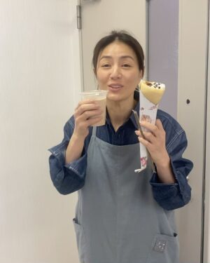 Yuka Itaya Instagram - 同じスタジオに居た人。
野球部の監督の奥さん？
差し入れでクレープがあったのよ！って
わざわざ持ってきてくれた。
それを、パクつく平安の人。
ごっつあんです。
元気もろたー