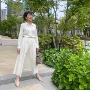 Yuka Itaya Instagram - 詩史でございます。
いよいよ昨日始まりました、ドラマ、東京タワー🗼
観てくださった方ありがとう〜
詩史さんは白い衣装が多いの。
イカみたい、と言われてマス。え？
@oshidora_ex