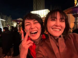Yuka Itaya Instagram - エルメス　@hermes 
麻布台ヒルズオープニングへお出かけ
素敵だったなぁ
たまにはオシャレしてわくわくするのは必要ですね
リンコちゃんとジェーン・バーキンになりたいごっこ笑