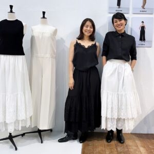 Yuka Itaya Instagram - 展示会初日、ゆり子　@yuriyuri1003 登場！
久しぶりにゆっくりと、お喋りしながら
たくさんSINME の服を着てくれた。
作る側にとって、展示会は独特の緊張感があるけど
新しい洋服たちが、着る人によって生き生きしだすと
本当に嬉しい。
そのワクワクは、アドレナリンが、どびゅーです。
ロングブーツも似合ってた。
冬にたくさん履いてね。