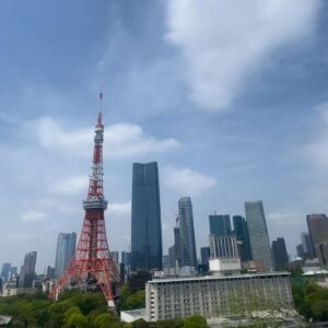 Yuka Itaya Instagram - 詩史でございます。
いよいよ昨日始まりました、ドラマ、東京タワー🗼
観てくださった方ありがとう〜
詩史さんは白い衣装が多いの。
イカみたい、と言われてマス。え？
@oshidora_ex