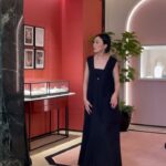Yuka Itaya Instagram – 5月24日にオープンするブシュロン表参道の
オープニングレセプションに伺いました。
朝からの大雨がすっきりとあがり
表参道の新緑の光がキラキラと差し込む気がいい場所で
パワーをもらいました。
石の力って、ジュエリーってなんて素晴らしいんだろう!
身につけさせて頂いたのは
アイコニックなエメラルドカットのダイヤモンドに
ブラックラッカーのラインをあしらったジュエリーです。
はあ、ため息。
@boucheron
#BoucheronOmotesando
#ブシュロン表参道
#PR
@postelegant