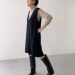 Yuka Itaya Instagram - 今年の冬は、ロングブーツを作りましたよー！ 大人のための美しいシルエット かつ、動きやすく、軽いブーツ！ 長く歩ける、というのが自慢です笑 雨の日も履けるの。 11月半ば、発売予定です。冬支度、仲間入り、少しお待ちを。 @sinmedenim 定番タートルネックと、今季のＶネックワンピースと合わせて。