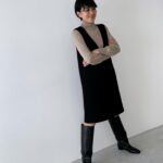Yuka Itaya Instagram - 今年の冬は、ロングブーツを作りましたよー！ 大人のための美しいシルエット かつ、動きやすく、軽いブーツ！ 長く歩ける、というのが自慢です笑 雨の日も履けるの。 11月半ば、発売予定です。冬支度、仲間入り、少しお待ちを。 @sinmedenim 定番タートルネックと、今季のＶネックワンピースと合わせて。