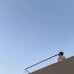 Yuka Itaya Instagram - AM5時半。 行ってらっしゃいをしてくれた次男と朝の月。 早朝からロケが続きます。 ここで負けるわけにはいかん。ふんぬっ！ ハードな毎日だけど、楽しい。楽しくてしょうがない。 撮影の終わりがどんどん近づく　@blackfamilia_ytvdrama 寂しいよ。