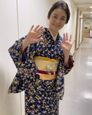 Yuka Itaya Instagram - スタジオで会いました。
地団駄踏んで、会いたかったんだよー！！由夏ちゃんに！
って言ってます。
たぶん。
はるちゃんってお母さんらしいよ。かわいいお母さんだった。
今度会う時は楽屋で美味しいもん、食べようぜ。