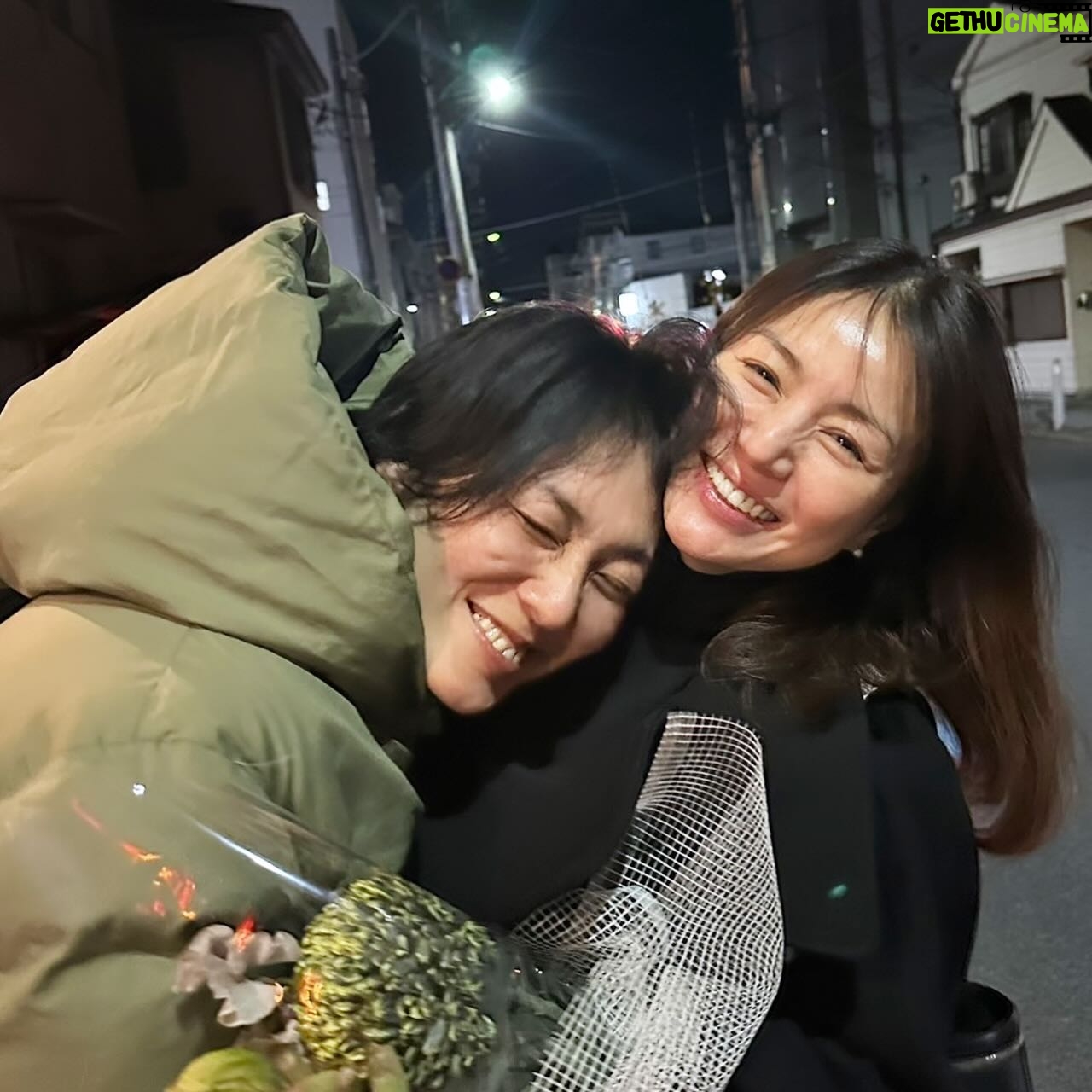 Yuka Itaya - 63.7K Likes - 些細なことにつまづいたり、もやもやするのは
お年頃か、春だからか。
全てホルモンバランスのせいにするなら、楽でありんす。
なんとなくやられがちな頭で写真みてたら
楽しげなあたしたち。
充分じゃん。幸せじゃん。
いまを生きてこーぜ。