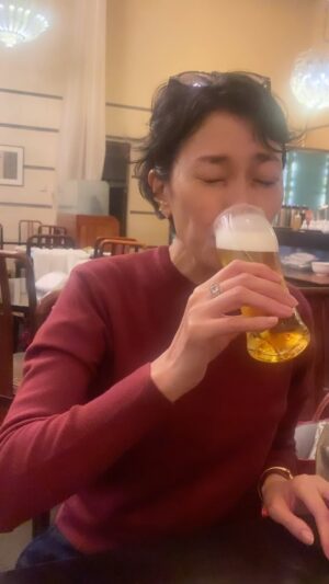 Yuka Itaya Instagram - 今日もおつかれさま！
スキアラバ呑む‼️
明日は朝から電波ジャック、張り切ってイかせていただきます！