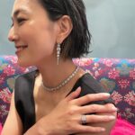 Yuka Itaya Instagram – 5月24日にオープンするブシュロン表参道の
オープニングレセプションに伺いました。
朝からの大雨がすっきりとあがり
表参道の新緑の光がキラキラと差し込む気がいい場所で
パワーをもらいました。
石の力って、ジュエリーってなんて素晴らしいんだろう!
身につけさせて頂いたのは
アイコニックなエメラルドカットのダイヤモンドに
ブラックラッカーのラインをあしらったジュエリーです。
はあ、ため息。
@boucheron
#BoucheronOmotesando
#ブシュロン表参道
#PR
@postelegant