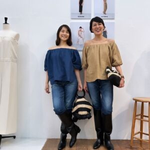 Yuka Itaya Instagram - 展示会初日、ゆり子　@yuriyuri1003 登場！
久しぶりにゆっくりと、お喋りしながら
たくさんSINME の服を着てくれた。
作る側にとって、展示会は独特の緊張感があるけど
新しい洋服たちが、着る人によって生き生きしだすと
本当に嬉しい。
そのワクワクは、アドレナリンが、どびゅーです。
ロングブーツも似合ってた。
冬にたくさん履いてね。