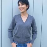 Yuka Itaya Instagram – ヨーロッパのご婦人が
潔く胸元が開いたセーターを着ている。
若いころから憧れていました。
胸元のそばかす、が、とてもキュートで。
年齢を重ねた今だからこそ、Vネックが似合うと思うのです。
30代は子育てもあり、正直、自信を無くしていた胸元。
いいや、あたしはあたし。で、自分らしくVネック。
ギリギリの深さが他にはないと自負しています。
SINME @sinmedenim