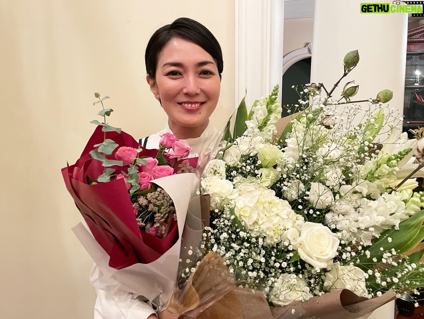 Yuka Itaya Instagram - 今日、いよいよ最終回です。 @blackfamilia_ytvdrama 数ヶ月、大事に大事に想い続けた作品が 旅立ってしまう。感無量ってこのことかな。 たくさんのスタッフさんたちに支えて頂きました。 出演者のみなさんにも、感謝しかありません。 そして、観てくださった方々がいたからこそ みんなで頑張れたんだと思います。 本当にありがとうございました‼️ 寂しいな。 2枚目はプロデューサー陣みなで一葉のホクロをつけた写真。 なんだかよくわからないけど、愛しいです。 あ!最終回、すっごい展開が待ってるから! 最後まで見逃さないでね!