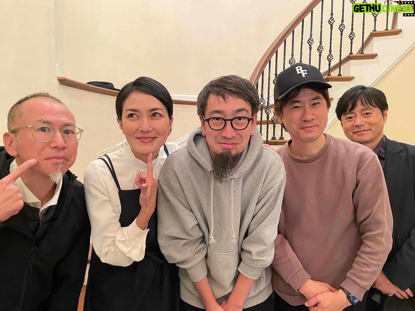 Yuka Itaya Instagram - 今日、いよいよ最終回です。 @blackfamilia_ytvdrama 数ヶ月、大事に大事に想い続けた作品が 旅立ってしまう。感無量ってこのことかな。 たくさんのスタッフさんたちに支えて頂きました。 出演者のみなさんにも、感謝しかありません。 そして、観てくださった方々がいたからこそ みんなで頑張れたんだと思います。 本当にありがとうございました‼️ 寂しいな。 2枚目はプロデューサー陣みなで一葉のホクロをつけた写真。 なんだかよくわからないけど、愛しいです。 あ!最終回、すっごい展開が待ってるから! 最後まで見逃さないでね!