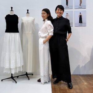 Yuka Itaya Instagram - 展示会初日、ゆり子　@yuriyuri1003 登場！
久しぶりにゆっくりと、お喋りしながら
たくさんSINME の服を着てくれた。
作る側にとって、展示会は独特の緊張感があるけど
新しい洋服たちが、着る人によって生き生きしだすと
本当に嬉しい。
そのワクワクは、アドレナリンが、どびゅーです。
ロングブーツも似合ってた。
冬にたくさん履いてね。