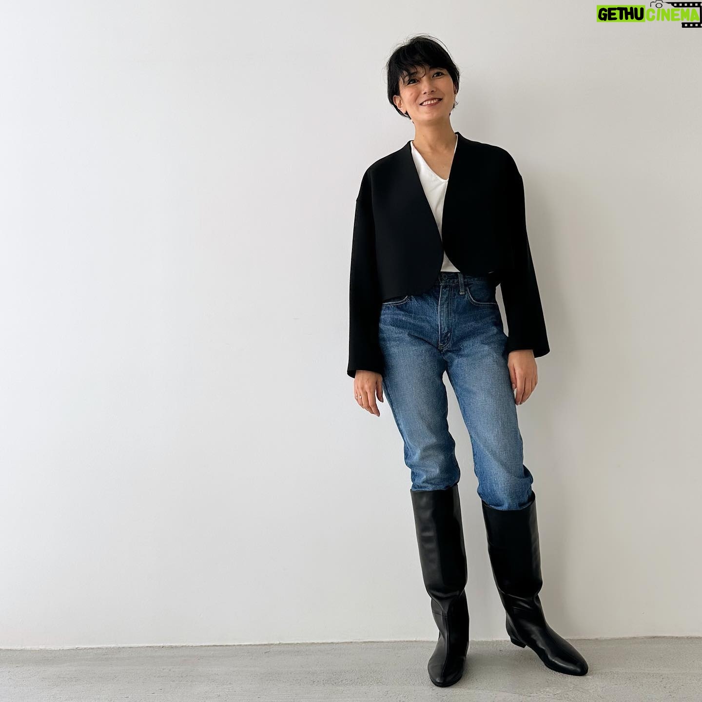 Yuka Itaya Instagram - 急に冷え込んだ週末です。 みなさん、風邪ひいてない? わたしは気合いで風邪菌を遠ざけている武士気分。 そんなかんじで日々撮影に励んでます。 久しぶりに、まず東京だけにはなりますが SHOP SINME を、11月18日土曜日に、1日限りですが オープンすることになりました。 詳しくは @sinmedenim もしくはホームページをチェックしてね。 ロングブーツ、ジーンズをインするスタイルもやりたくて 少しゆとりをもたせて作りました。冬が楽しみ。 今季のノーカラージャケットと、102ジーンズを合わせて。