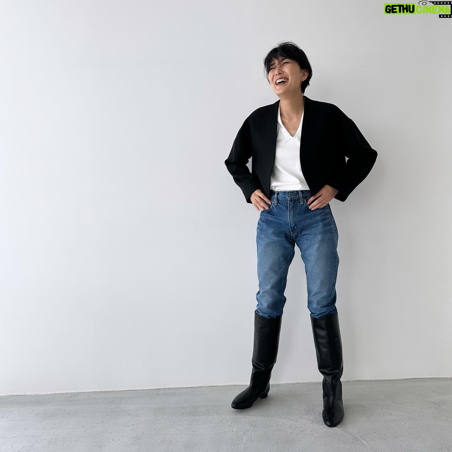 Yuka Itaya Instagram - 急に冷え込んだ週末です。 みなさん、風邪ひいてない? わたしは気合いで風邪菌を遠ざけている武士気分。 そんなかんじで日々撮影に励んでます。 久しぶりに、まず東京だけにはなりますが SHOP SINME を、11月18日土曜日に、1日限りですが オープンすることになりました。 詳しくは @sinmedenim もしくはホームページをチェックしてね。 ロングブーツ、ジーンズをインするスタイルもやりたくて 少しゆとりをもたせて作りました。冬が楽しみ。 今季のノーカラージャケットと、102ジーンズを合わせて。