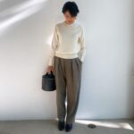 Yuka Itaya Instagram - SINME の今季のパンツシルエット。 かなり気にいっている。 とても今な気分が味わえると自負しています。 今日はツイード。軽さがいい。 黒とグレーは、セットアップにすると 子供の行事にも使える。 先日、SINME SHOPで、卒業式に着ますって方がいらした。 嬉しい。 セーターは定番のエルボーパッチ。 好きなものはとことん変わらないなぁ、と 物作りをしているとしみじみ思うのです。