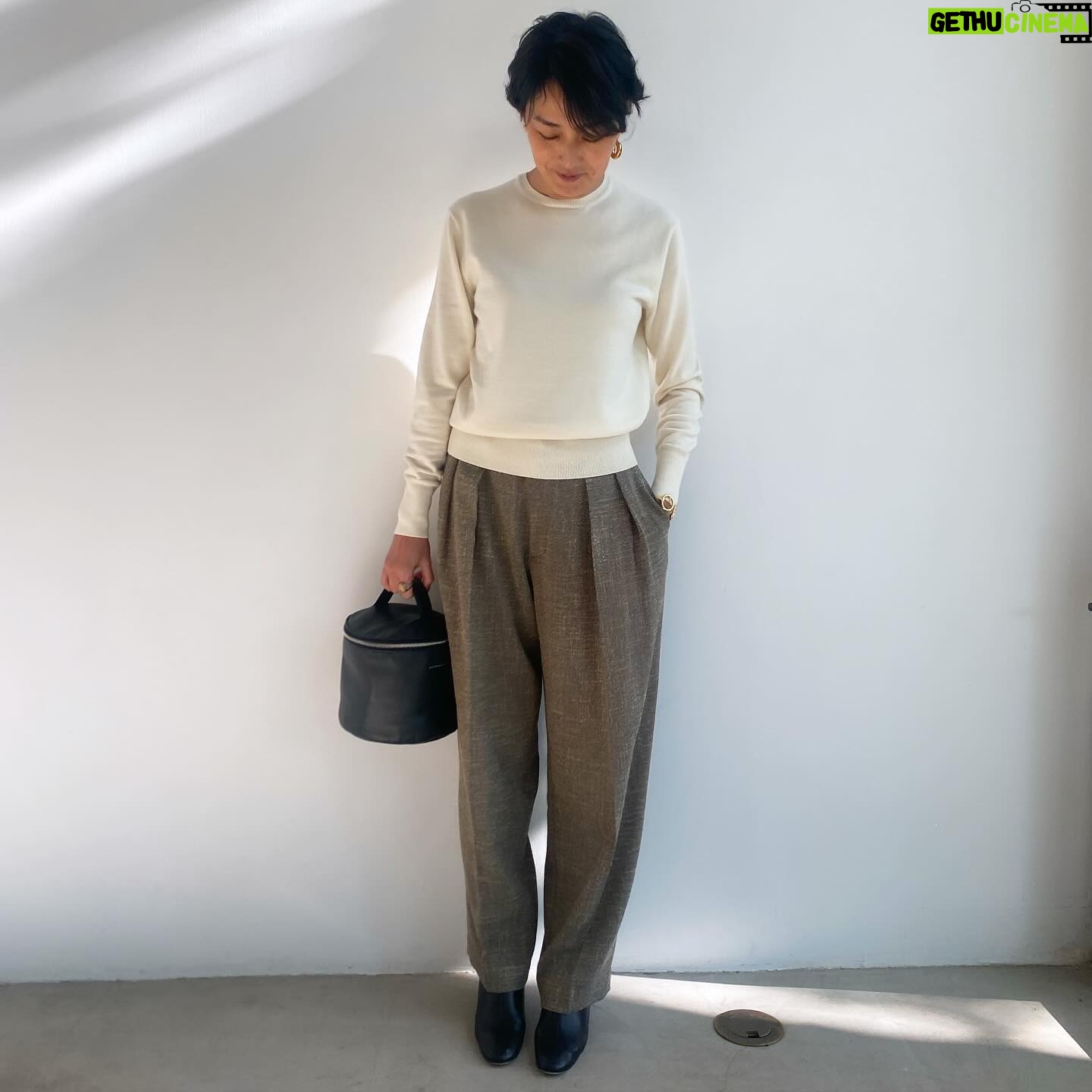 Yuka Itaya Instagram - SINME の今季のパンツシルエット。 かなり気にいっている。 とても今な気分が味わえると自負しています。 今日はツイード。軽さがいい。 黒とグレーは、セットアップにすると 子供の行事にも使える。 先日、SINME SHOPで、卒業式に着ますって方がいらした。 嬉しい。 セーターは定番のエルボーパッチ。 好きなものはとことん変わらないなぁ、と 物作りをしているとしみじみ思うのです。