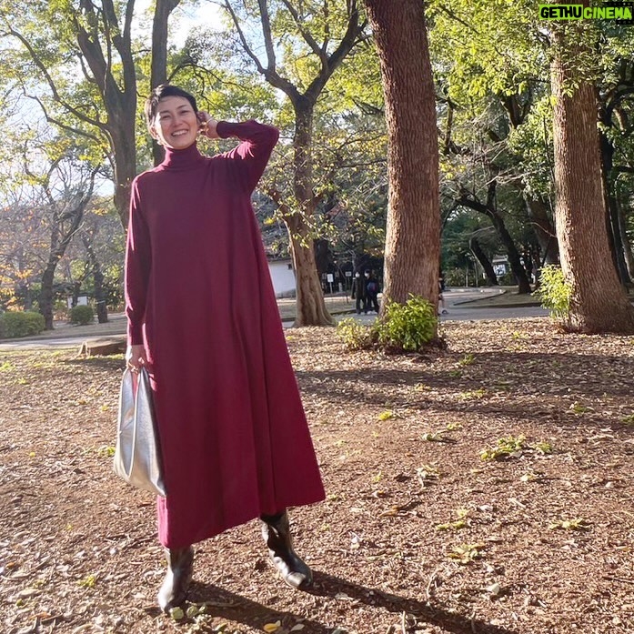 Yuka Itaya Instagram - クリスマスも終わっちゃう、さびしいな。 でもすぐお正月。 楽しみたいね。 毎日、冬の光がキラキラしていて、本当に綺麗。 澄んだ冷たい空気、冬服に守られる幸せ。 寒いのは苦手だけど、冬は好きだ。 タートルネックワンピース一枚あると便利な良い子。 @sinmedenim
