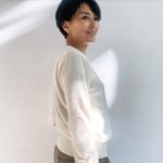 Yuka Itaya Instagram - SINME の今季のパンツシルエット。 かなり気にいっている。 とても今な気分が味わえると自負しています。 今日はツイード。軽さがいい。 黒とグレーは、セットアップにすると 子供の行事にも使える。 先日、SINME SHOPで、卒業式に着ますって方がいらした。 嬉しい。 セーターは定番のエルボーパッチ。 好きなものはとことん変わらないなぁ、と 物作りをしているとしみじみ思うのです。