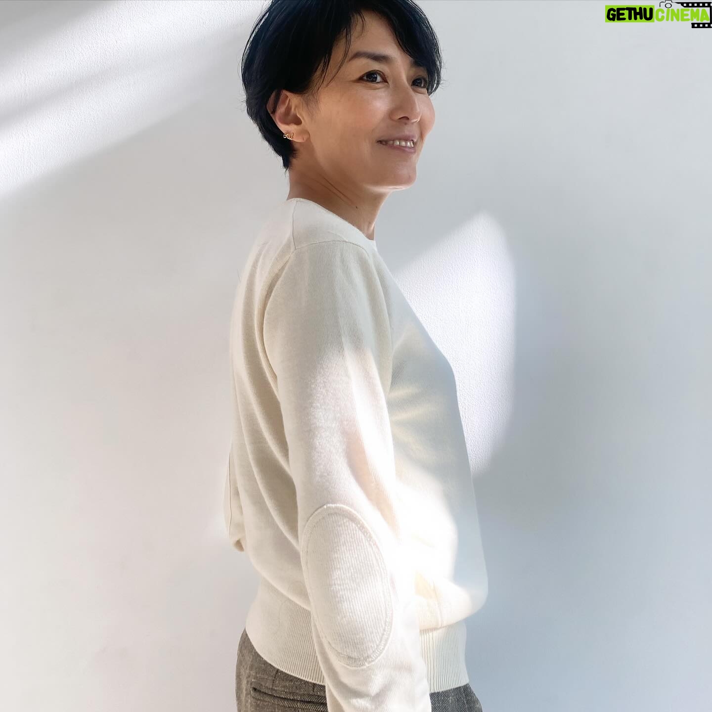 Yuka Itaya Instagram - SINME の今季のパンツシルエット。 かなり気にいっている。 とても今な気分が味わえると自負しています。 今日はツイード。軽さがいい。 黒とグレーは、セットアップにすると 子供の行事にも使える。 先日、SINME SHOPで、卒業式に着ますって方がいらした。 嬉しい。 セーターは定番のエルボーパッチ。 好きなものはとことん変わらないなぁ、と 物作りをしているとしみじみ思うのです。