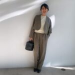 Yuka Itaya Instagram - SINME の今季のパンツシルエット。 かなり気にいっている。 とても今な気分が味わえると自負しています。 今日はツイード。軽さがいい。 黒とグレーは、セットアップにすると 子供の行事にも使える。 先日、SINME SHOPで、卒業式に着ますって方がいらした。 嬉しい。 セーターは定番のエルボーパッチ。 好きなものはとことん変わらないなぁ、と 物作りをしているとしみじみ思うのです。