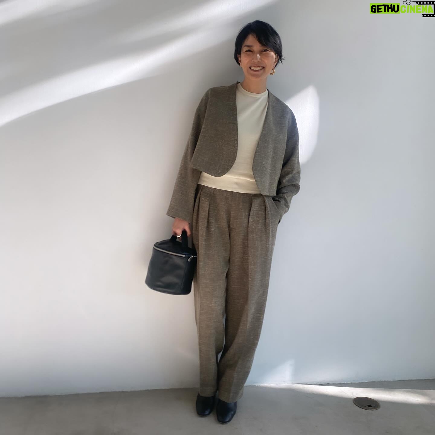 Yuka Itaya Instagram - SINME の今季のパンツシルエット。 かなり気にいっている。 とても今な気分が味わえると自負しています。 今日はツイード。軽さがいい。 黒とグレーは、セットアップにすると 子供の行事にも使える。 先日、SINME SHOPで、卒業式に着ますって方がいらした。 嬉しい。 セーターは定番のエルボーパッチ。 好きなものはとことん変わらないなぁ、と 物作りをしているとしみじみ思うのです。