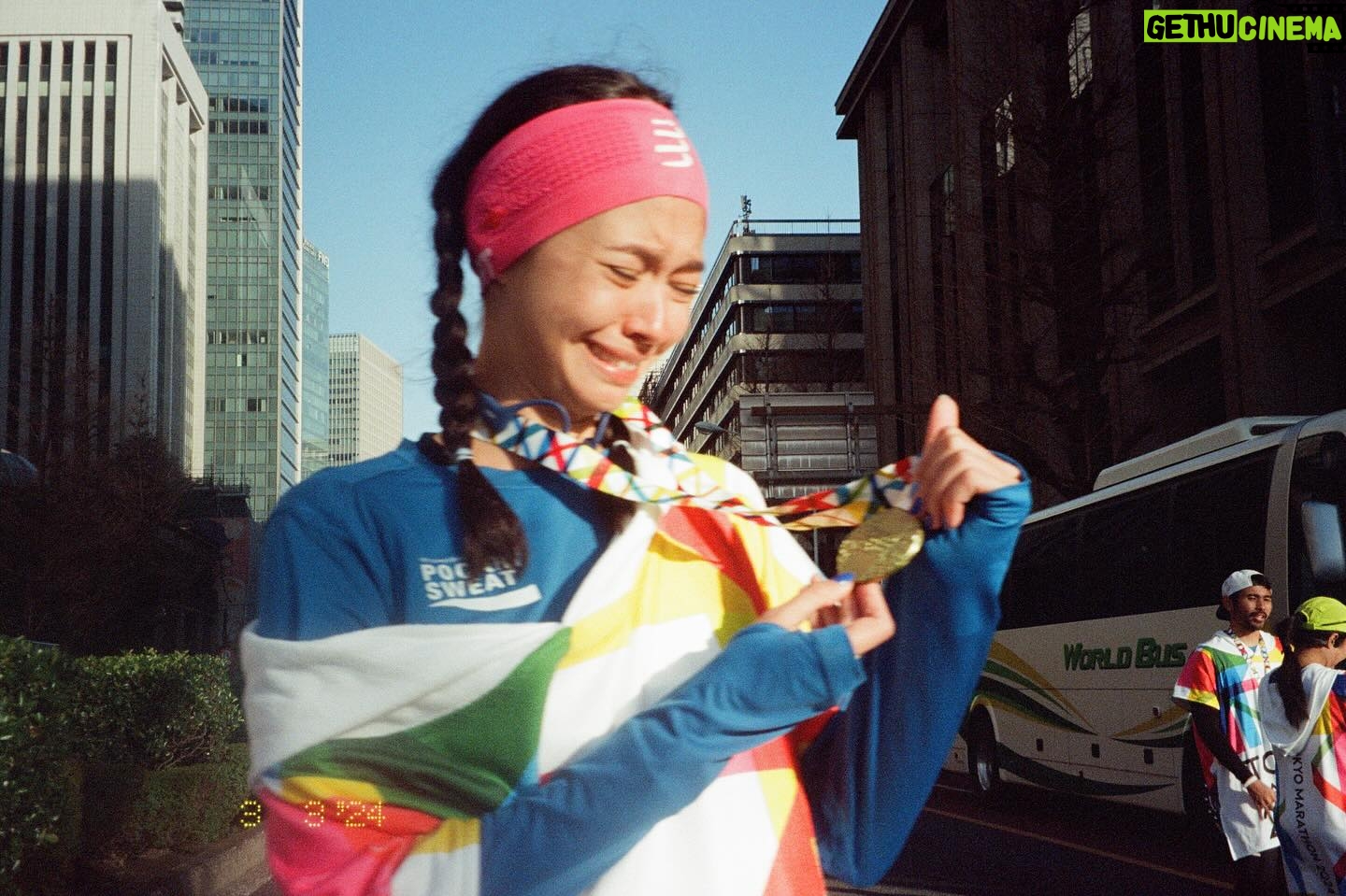 Yuki Kato Instagram - Ini sih pengalaman yang amat sangat berkesan untuk aku di awal tahun ini, Tokyo Marathon 2024. Perasaan yang campur aduk. Banyak ups and downs-nya ya kayak hidup deh wkwk but one thing for sure, aku bangga dan amazed sama mesin ciptaan tuhan alias badan ini. Seluruh anggota badan saling bantu untuk aku mencapai garis finish. Hebat ya badan, padahal paling sering dikomentariin bentuk dan rupanya, warna, goresannya namun ternyata yang paling support untuk bawa kita kemanapun yg kita mau. Pikiran dan hati juga, hebat bgt kerja sama-nya. Maafin aku ya badanku, pikiranku dan hatiku kalau aku masih sering menyepelekan, insecure dan negative thinking… aku akan selalu coba untuk belajar memahami dan mencintai kalian… terima kasihh kerjasamanya, siap untuk latihan lagikan? Heeehee 🩷🩷🩷 #diaryukikato