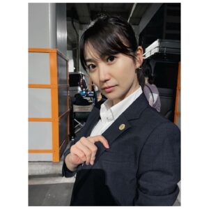 Oshima Yuko Instagram - NHKドラマ 「正義の天秤」
本日第4話です
ぜんぶで5話だなんて短すぎるなぁ

初めて遷延性意識障害、そして弁護士でもある役をやらせていただき、
原作とは少し違う状況だったので
とても考えながら雨宮久美子を投影しましたが
ドラマならではのスピード感とテンポ、
なによりも食い入るような内容の運びで
楽しい撮影でした😊✨

役で弁護士バッジをつけるのは初めてなので、嬉しくて写真撮りましたー💟

本日21:00からです、見てね👼🏻

#イケメンじゃない？
#正義の天秤
#♎️
