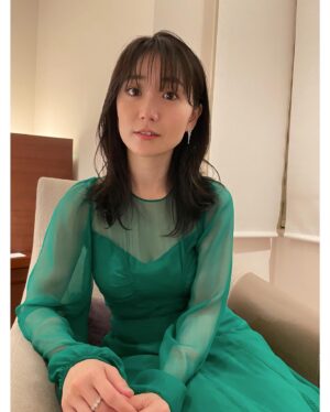 Oshima Yuko Instagram - 映画『妖怪大戦争　ガーディアンズ』がついに本日公開となりました✨🎊✨
遊びに行くようにワクワクしながら
観ていただける大祭りな映画です!!

妖怪って怖いんだけど、愛らしいですよね〜
本当に妖怪になれたこと、嬉しかったです
雪女に会いに、劇場に足を運んでくださいね〜🧖🏻‍♀️❄️

今日のドレス👗
Dress : @numeroventuno 
Shoes : @gianvitorossi 

#妖怪大戦争ガーディアンズ