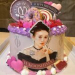 Yuko Oshima Instagram - ファンミーティング 来てくれたファンのみなさん ありがとうございました✨ 対面で会うのは6年ぶりで 私の留学があったり、コロナ禍だったり それぞれの人生が変わって再会するのは 本当に貴重な時間だと思うし、 それでも変わらず応援してくれている姿を直接肌で感じて 目の当たりしたことで より一層、応援し甲斐のあるひとになろう そう思えた日となりました 一期一会という言葉があるけど そんなこと言わずに 二度でも、三度でも、四度でも また笑顔で再会できる日があるべきだなぁ と、”REUNION”というファンミタイトルにした意味を 再確認できました 素敵な時間をありがとうございました🫶 #birthdaycake #可愛すぎてしんどい #reunion