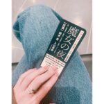 Yuko Oshima Instagram - 生配信劇。。新しい 「こんな時代だから」を 「こんな時代だからこそ」の 人間の知恵で創られた劇 現役のAKB48のメンバーとしても アイドルのあんにんのお芝居 とてもよかった 後輩が頑張ってる姿は 自分のことのように嬉しい 鈴木杏さんに触発されるかのように 生の時間を楽しんでいるようだったし お二人には素晴らしいものを見せていただきました、ありがとうございます、合掌🙏✨‼️って感じ 脚本も隙がないぐらいにおもしろい きっと台本で読んだら どらちの意味にもなるだろうな、と 観ながらも想像させられる”言葉”の 含みが散りばめられているかのようでした 配信劇、とだけあって4Kの画面で お芝居を観るわけだけど 別場所でリアルタイムに芝居が行われていて 臨場感もちゃんとあるし 実際の舞台観劇よりもすぐに “その世界”に入れる それと感染対策がよくされているのは とても安心。 これもいいなぁ あと、観ながら、何故ひとはエンタメを 求めて生芝居を観に来るのだろう なんてこともふと考えたり.... 久々のインプットに感情が動きました いい時間でした🤗