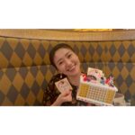 Yuko Oshima Instagram - 2023/10/17 35歳の誕生日を迎えました🎂 34歳の年は、仕事を抑えて 家庭に目を向けた一年でした 人生で初めてする経験と、感情に向き合い 目まぐるしく一年が過ぎていきました 今までの人生で濃い時間を過ごしたことはあったけど こんなにも幾度となく心が震える感覚を味わった一年は 初めてだったように思えます 豊かな年でした そして迎える35歳の年。 なんだかわからないけど 腹の底から漲ってくるエネルギーに 心身ともにワクワクしています いい年になりそうだ そしてそのための準備もできている気がする 知らんけど🤪 変わらず応援してくれている方に 感謝の想いを形にしていける年になるよう また精一杯過ごしていきたいと思います🤲🏻 お祝いのポストやコメント ありがとうございます‼️‼️‼️‼️ これからもよろしくお願いします🩵