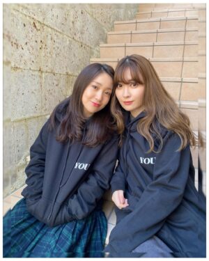 Oshima Yuko Instagram - @herlipto のドレスにも合っちゃった生誕祭フーディー♡
胸元のYOUは私の名前からと
ファンの方に向けてのあなたのyouって
意味なんだけど
こうやって並ぶとYOU AND YOUで
お互いを想いあってるようにもなりますね💋💋💋

イ感じかも〜