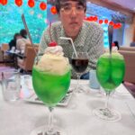 Yuko Oshima Instagram - こうゆうところで飲むクリームソーダは美味しいし 小木さんの服がこれ飲むために コーデしてきてるところあるし 明治座って言ったら Kiina先輩のコンサートぶりだし その舞台立てるって うらやましいしカッコいいし最高じゃん って思えた日でした #浅草キッド