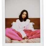 Yuko Oshima Instagram - YUKO OSHIMAオフィシャルサイト グッズ第二弾❕ 受注販売受付ちゅう🍒 やっぱりピンクがすき 心もルックスもひとつふたつと アップすると思うのです SAKURA PINK🌸 着用はLサイズです💟 #男性でも #女性でも #どちらでもなくても #ぴんくでテンション上がっちゃお