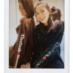 Yuko Oshima Instagram - YUKO OSHIMAオフィシャルサイト グッズ第二弾❕ 受注販売受付ちゅう🧚🏼‍♀️ 私の着用はブラックのXLサイズです🦨 今回もyoを模したチェリーロゴ入ってます🍒 友達と、家族と色違いで着てもかわいい🥺