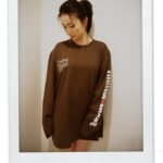 Yuko Oshima Instagram - YUKO OSHIMAオフィシャルサイト グッズ第二弾❕ 受注販売受付ちゅう🍒 ロンTは3色展開で ブラウンもあります🐿 着用しているのはLサイズです 寒くなってきた季節だけど コートの中に一枚でも インナーとしても活用してね💋 サイトへのアクセスは プロフィールに貼ってあるので そこから飛んでね♡