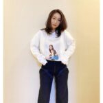Yuko Oshima Instagram - YUKO OSHIMAオフィシャルサイトのグッズ第二弾❕ 受注販売受付ちゅう🍒 今回はフォト入りのロンTがあります🌈✨ 厚手なので、一枚でもしっかり着れちゃう 参考までに、私が着用してるのはLサイズです💜 フォトにイラストが書いてあるの これだと遠目でわからないから ぜひ手元で見て欲しいわ かわいいの🥺 今回は @mei.oh___ が手掛けてくれました💋 #自分で自分のフォトTを着るのは #勇気がいるから #みんなが着てくれますように😂