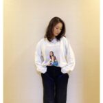 Yuko Oshima Instagram - YUKO OSHIMAオフィシャルサイトのグッズ第二弾❕ 受注販売受付ちゅう🍒 今回はフォト入りのロンTがあります🌈✨ 厚手なので、一枚でもしっかり着れちゃう 参考までに、私が着用してるのはLサイズです💜 フォトにイラストが書いてあるの これだと遠目でわからないから ぜひ手元で見て欲しいわ かわいいの🥺 今回は @mei.oh___ が手掛けてくれました💋 #自分で自分のフォトTを着るのは #勇気がいるから #みんなが着てくれますように😂